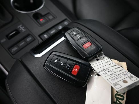 Used 2021 Toyota Highlander XLE image 16