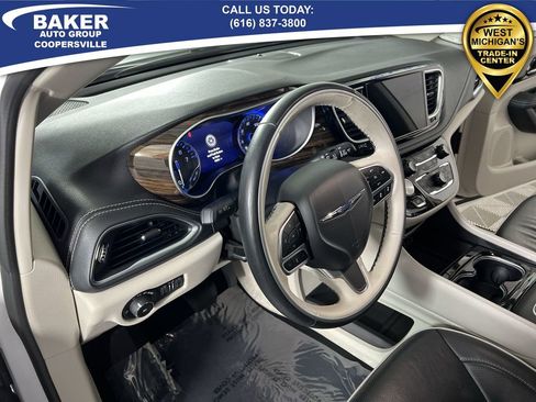 Used 2021 Chrysler Pacifica Limited w/ Uconnect Theater Family Group image 11