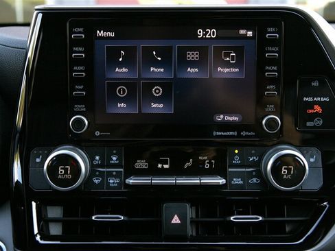 Used 2020 Toyota Highlander XLE AWD/4WD image 25