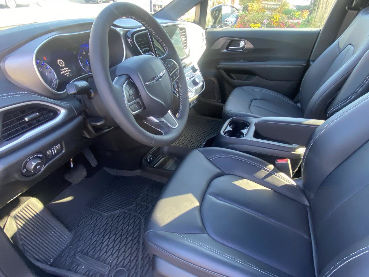 Used 2025 Chrysler Pacifica Select AWD/4WD image 9