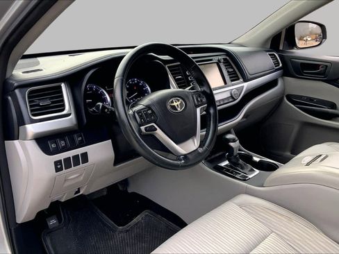 Used 2017 Toyota Highlander Plus FWD image 17