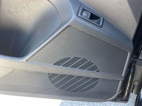 Certified 2022 Volkswagen Taos SE FWD image 18