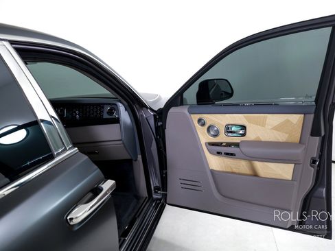 Used 2025 Rolls-Royce Phantom Sedan image 33