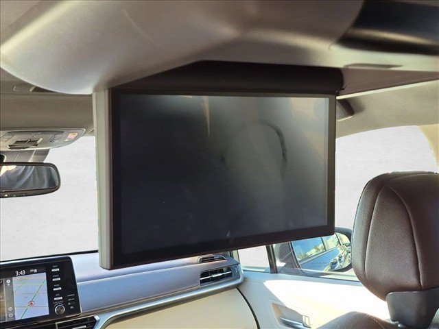 Used 2024 Toyota Sienna Platinum FWD image 24