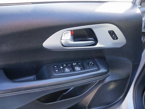 Used 2020 Chrysler Pacifica Touring-L w/ S Appearance Package image 15