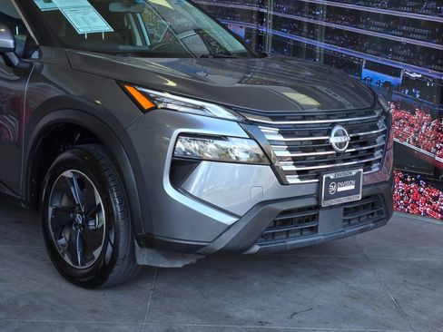 Used 2025 Nissan Rogue SV FWD image 2
