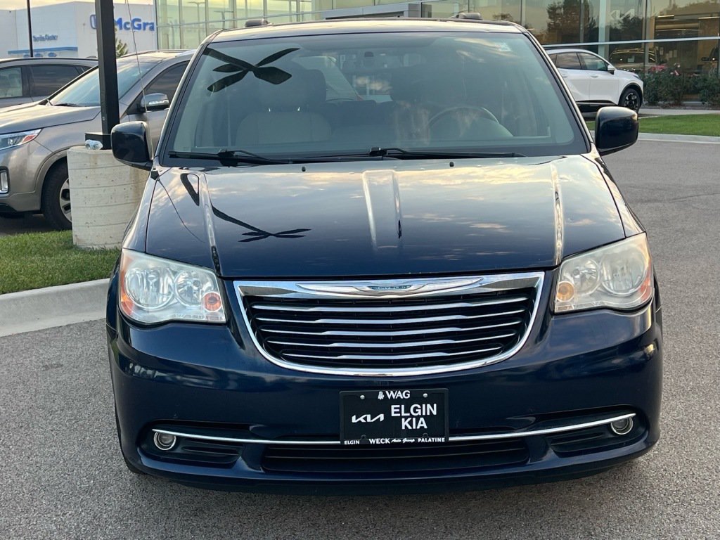 Used 2013 Chrysler Town & Country Touring FWD image 2