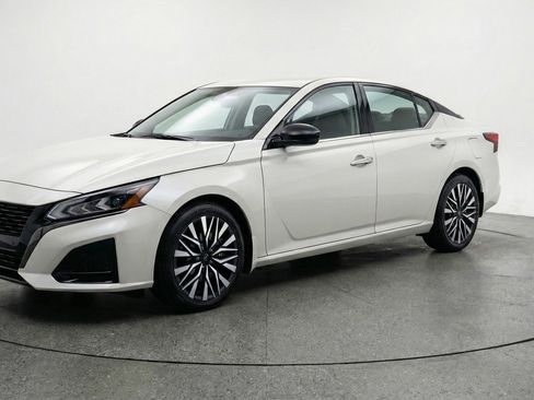 Used 2025 Nissan Altima 2.5 SV FWD image 2