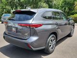Used 2021 Toyota Highlander XLE image 3