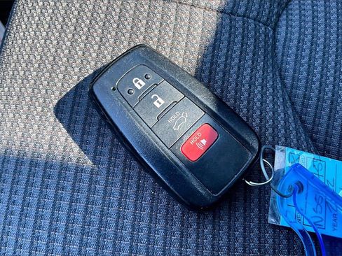 Used 2022 Toyota Highlander LE image 35