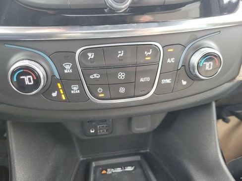 Used 2023 Chevrolet Traverse LT w/ LT Premium Package image 18