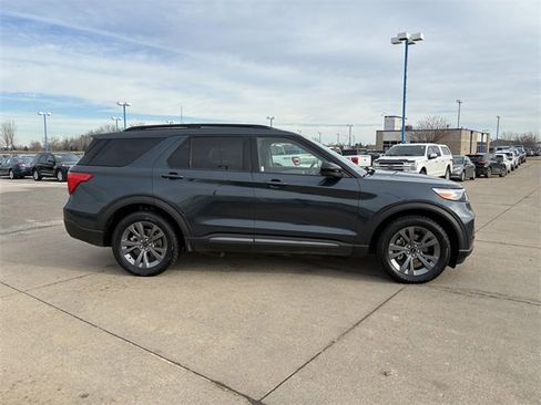 Certified 2022 Ford Explorer XLT w/ Equipment Group 202A image 3