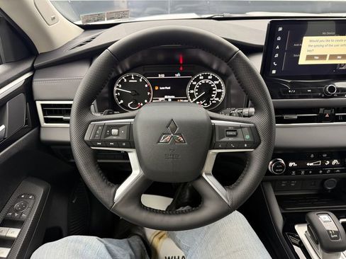 New 2026 Mitsubishi Outlander SE image 15