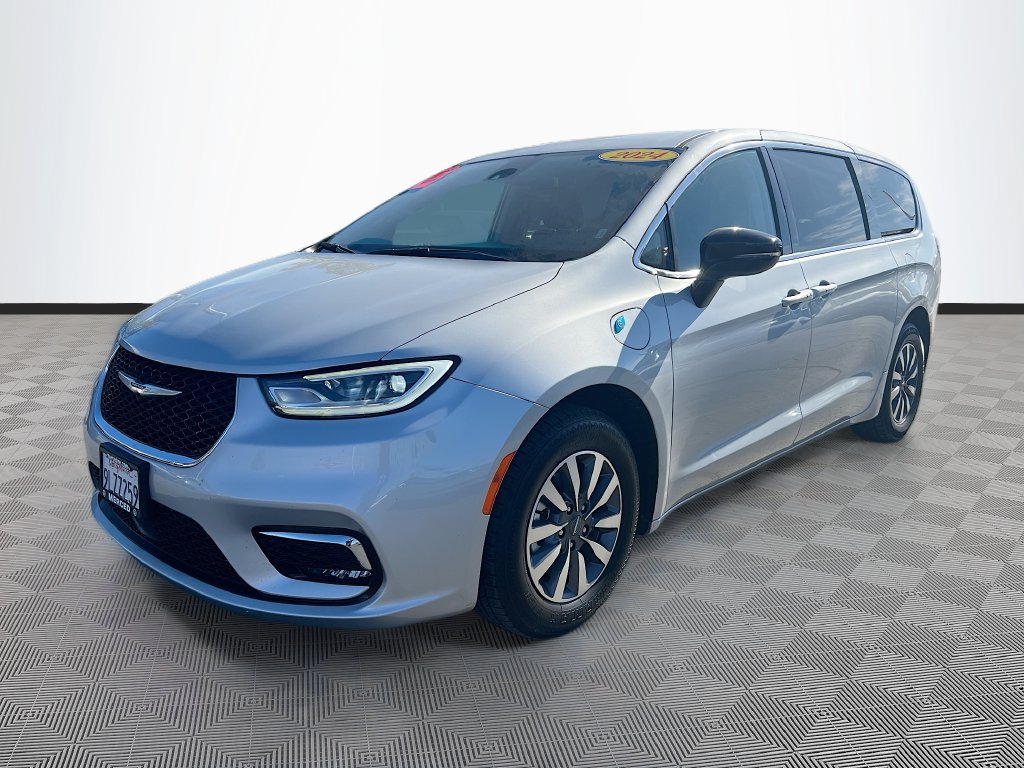 Used 2024 Chrysler Pacifica Limited FWD image 3