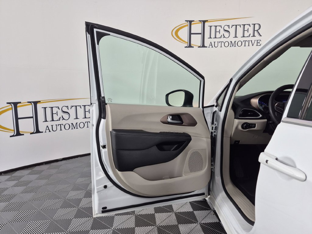 Used 2023 Chrysler Voyager LX FWD image 14
