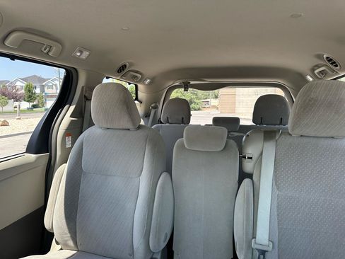 Used 2018 Toyota Sienna LE w/ Protection Package FWD image 17