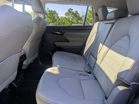 Certified 2024 Toyota Highlander XLE AWD/4WD image 19