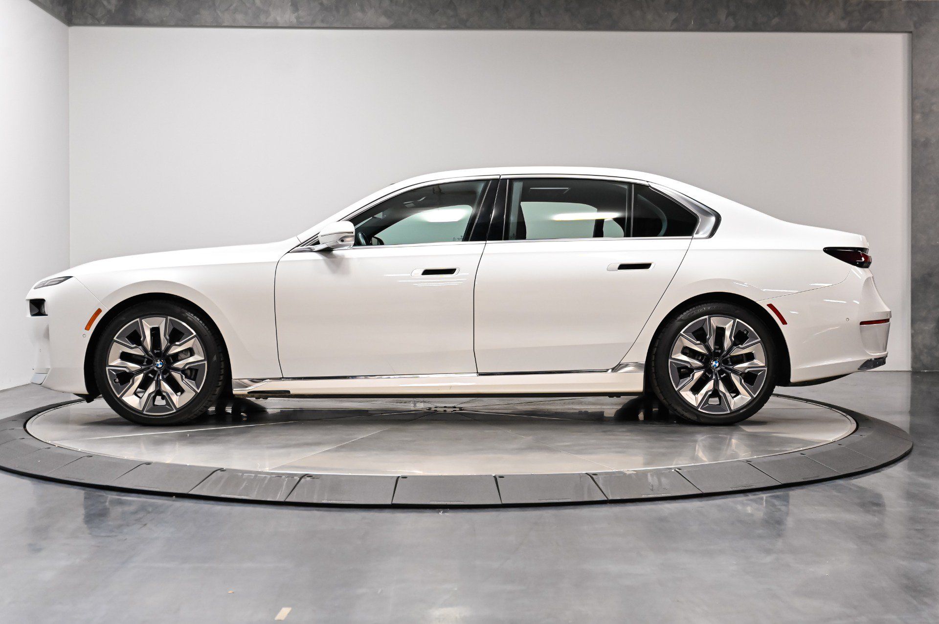 Used 2023 BMW i7 xDrive60 AWD/4WD image 21