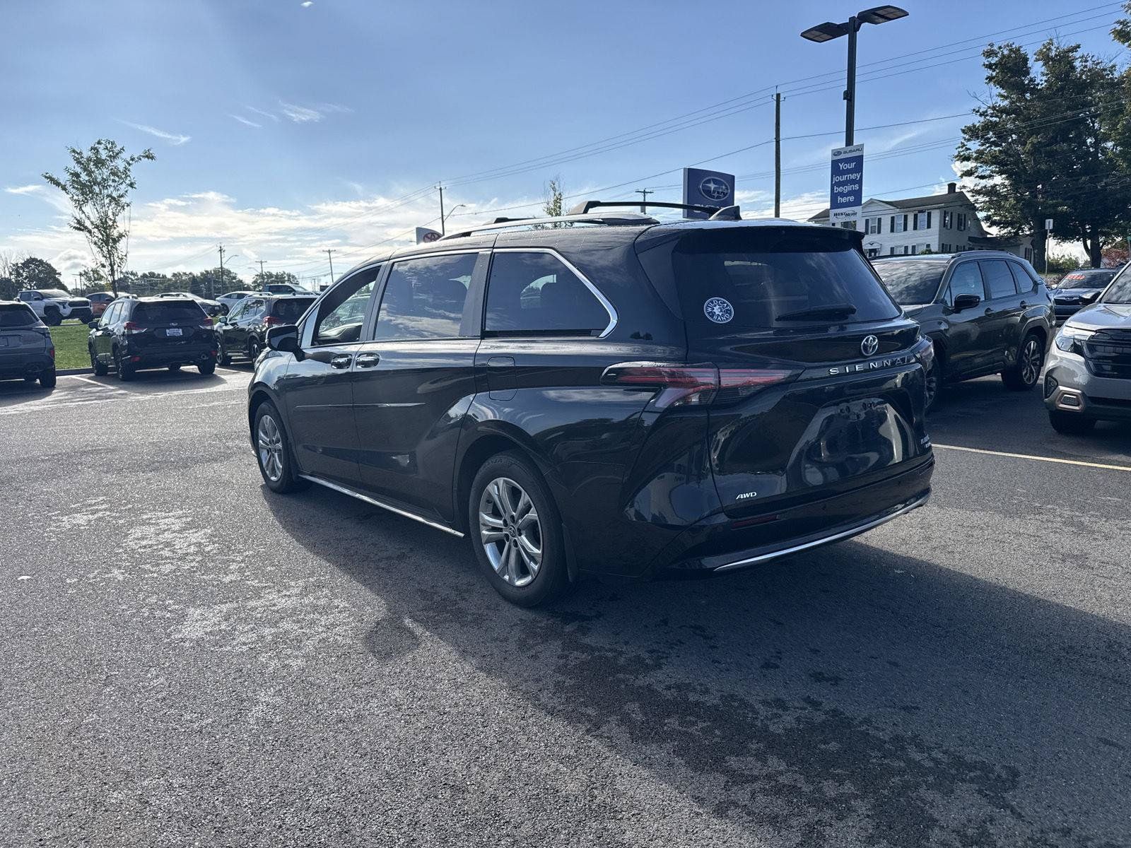 Used 2022 Toyota Sienna Platinum AWD/4WD image 5