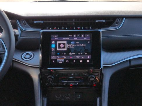 Certified 2023 Jeep Grand Cherokee Altitude AWD/4WD image 16