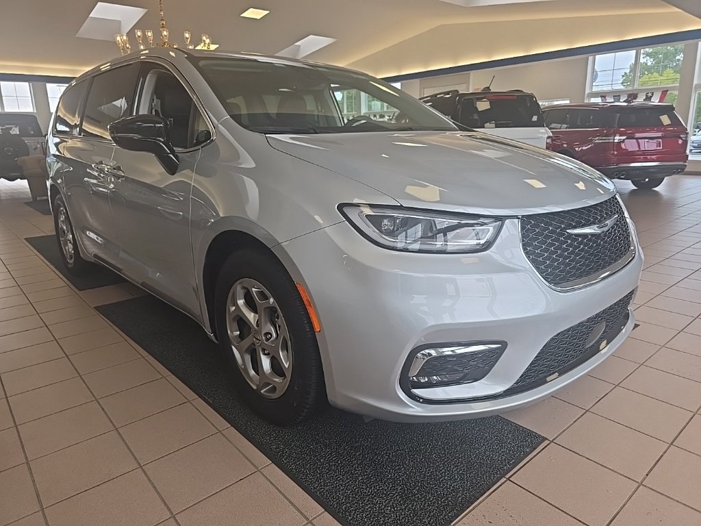 Used 2024 Chrysler Pacifica Limited FWD image 10