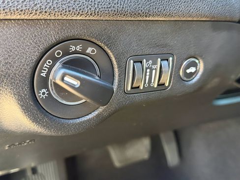 Used 2023 Chrysler 300 Touring w/ Sport Appearance Package image 21