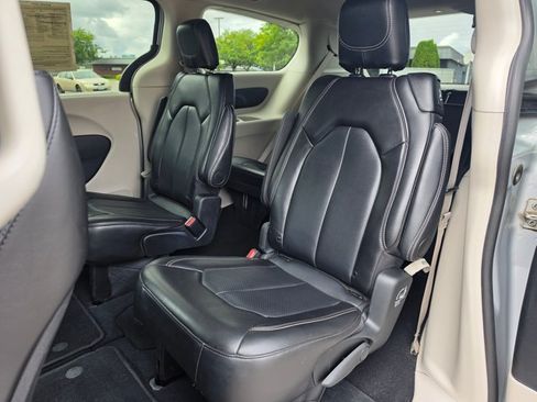 Used 2024 Chrysler Pacifica Touring-L FWD image 19