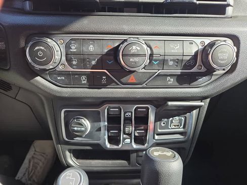 Used 2025 Jeep Wrangler Sport S image 26