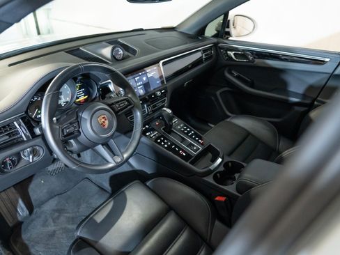 Certified 2022 Porsche Macan S AWD/4WD image 4