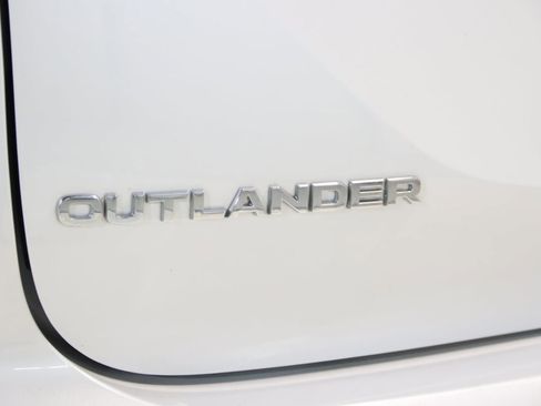 Used 2024 Mitsubishi Outlander 4WD Plug-In Hybrid image 16