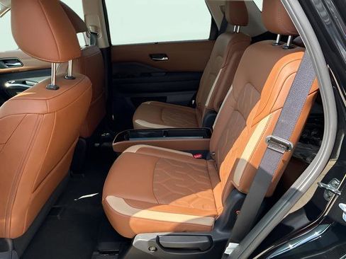New 2026 Nissan Pathfinder Platinum FWD image 8