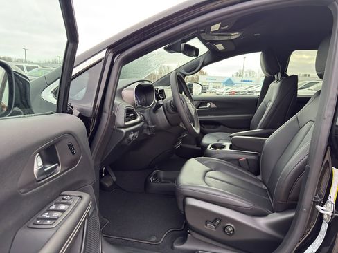 New 2026 Chrysler Pacifica Select image 11