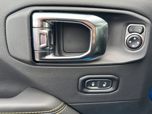 New 2025 Jeep Gladiator High Tide image 9