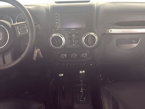 Used 2014 Jeep Wrangler Unlimited Sahara w/ Connectivity Group AWD/4WD image 15