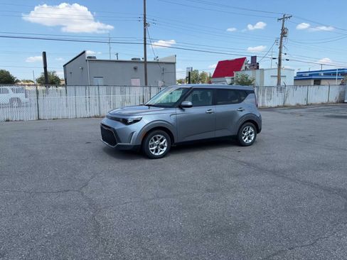 Used 2025 Kia Soul LX w/ LX Technology Package FWD image 7