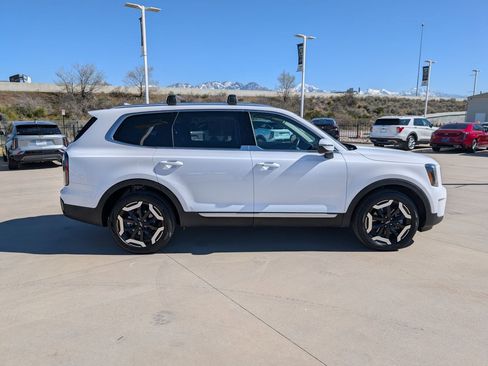 Used 2024 Kia Telluride EX w/ EX Captain's Chair Package image 6