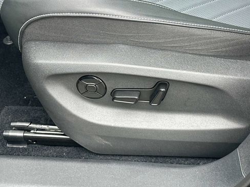 Used 2025 Volkswagen Tiguan SE FWD image 15