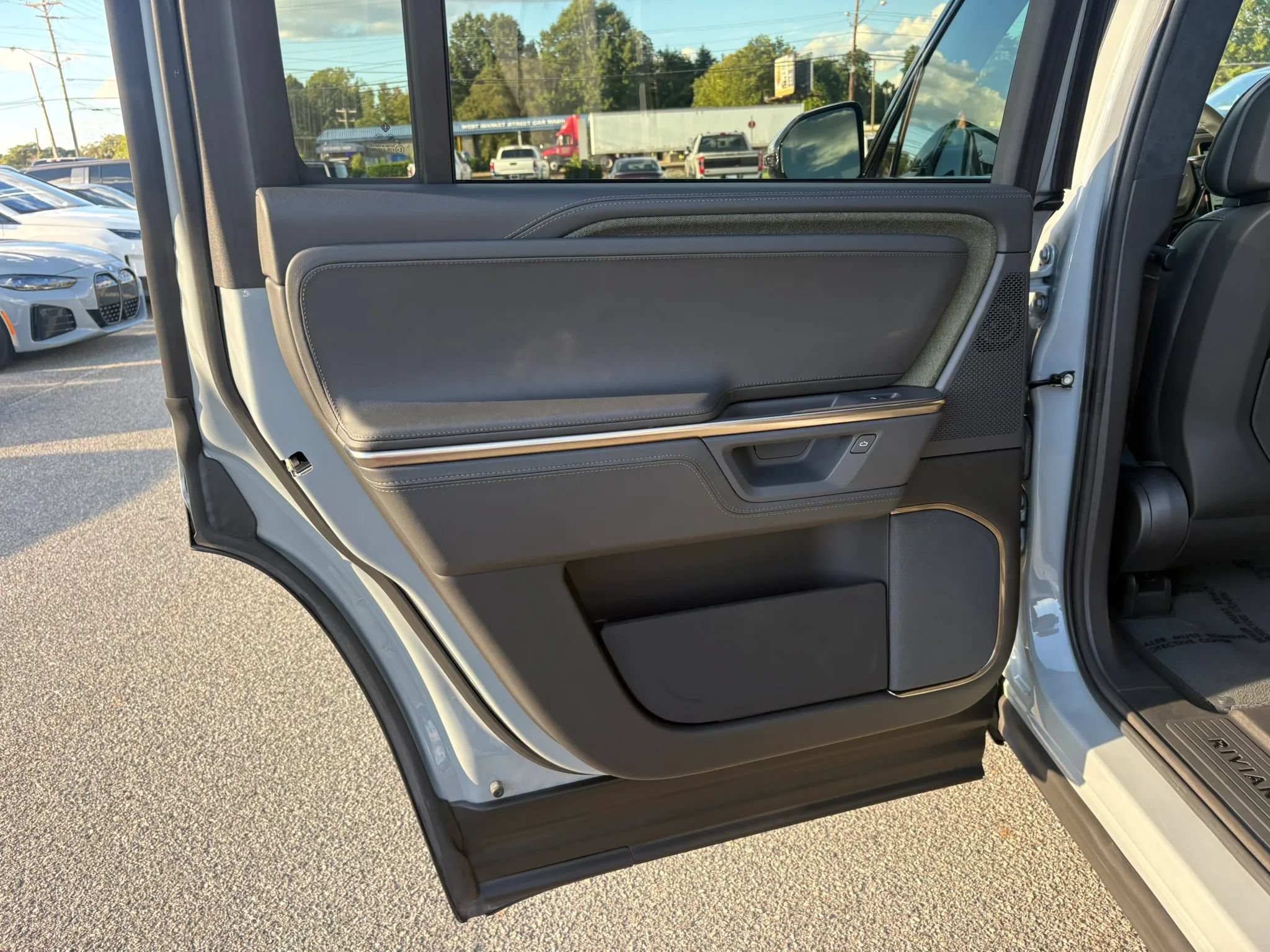 Used 2025 Rivian R1S Adventure Dual AWD/4WD image 12