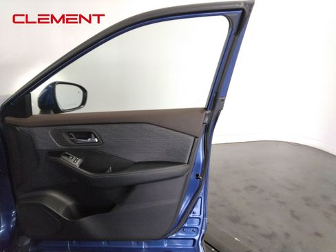 Used 2023 Nissan Rogue SV image 34