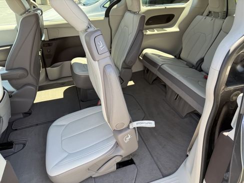 Used 2018 Chrysler Pacifica Touring-L Plus w/ Advanced Safetytec Group FWD image 15