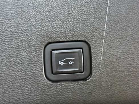 Used 2022 Chevrolet Traverse High Country AWD/4WD image 32