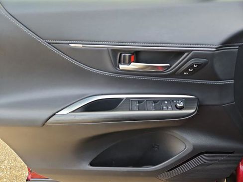 Used 2022 Toyota Venza LE image 20