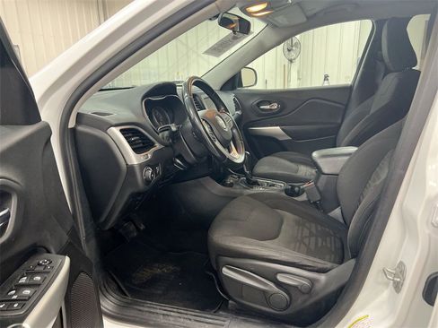 Used 2020 Jeep Cherokee Latitude image 18