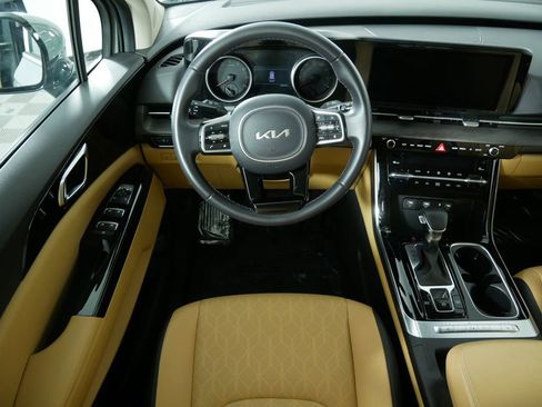 Used 2024 Kia Carnival EX image 20