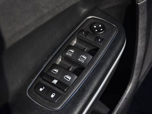 Used 2023 Chrysler 300 S image 8