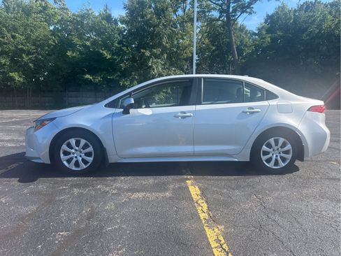 Used 2024 Toyota Corolla LE FWD image 2