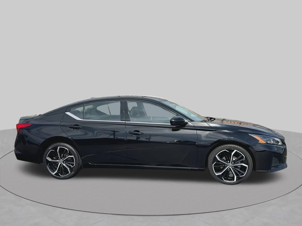 Used 2024 Nissan Altima 2.5 SR FWD image 12