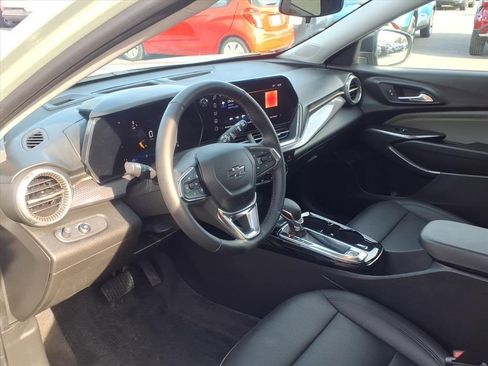 Used 2024 Chevrolet Trax ACTIV w/ Sunroof Package image 13