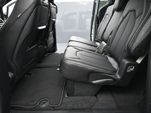 New 2026 Chrysler Pacifica Select image 13
