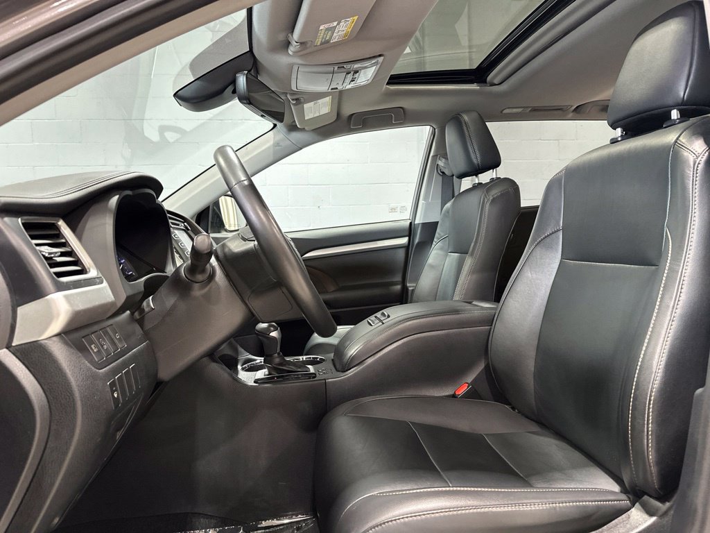Used 2019 Toyota Highlander XLE AWD/4WD image 14